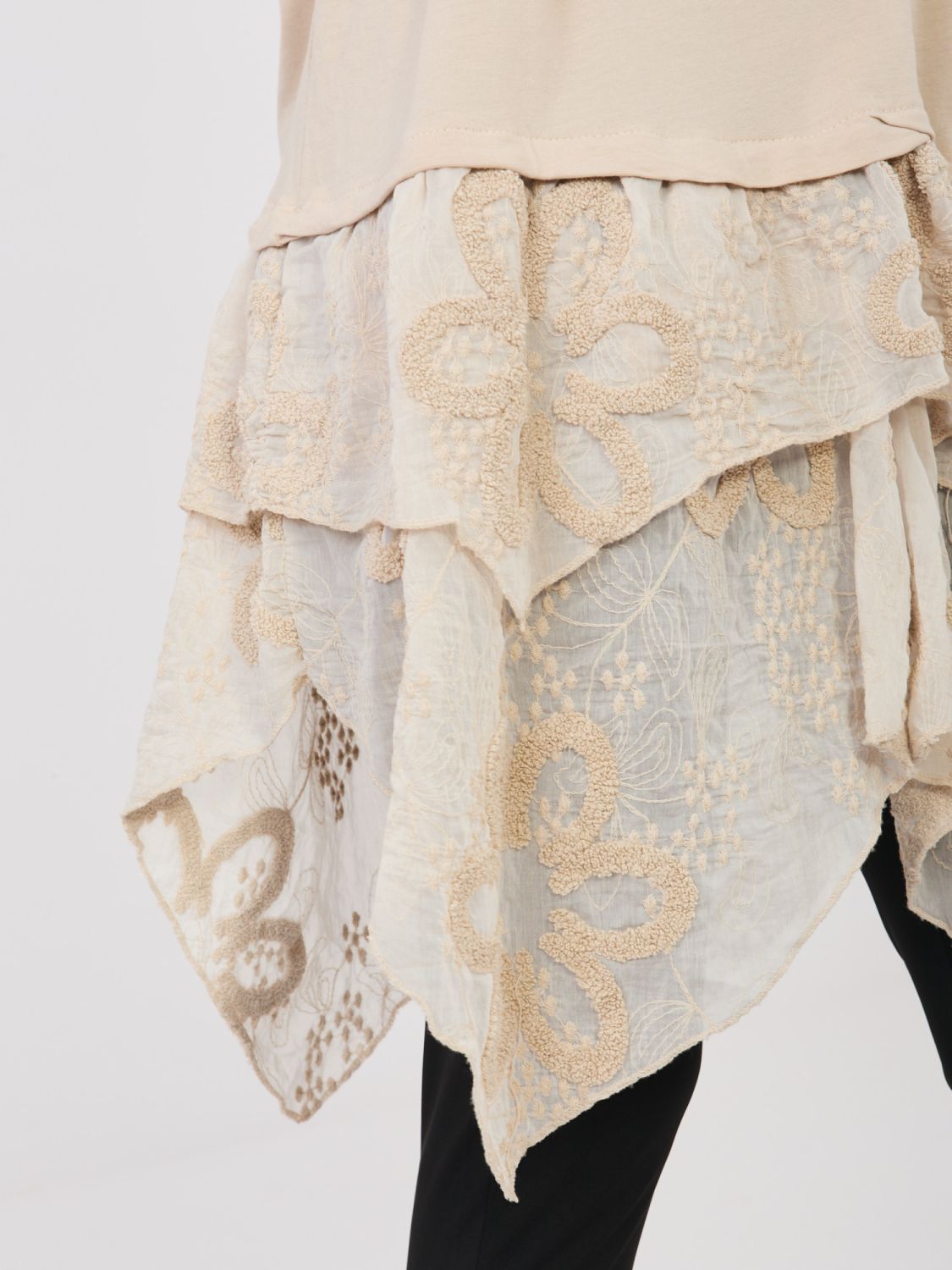 Beige Baumwollbluse mit kurzen Ärmeln und Volant