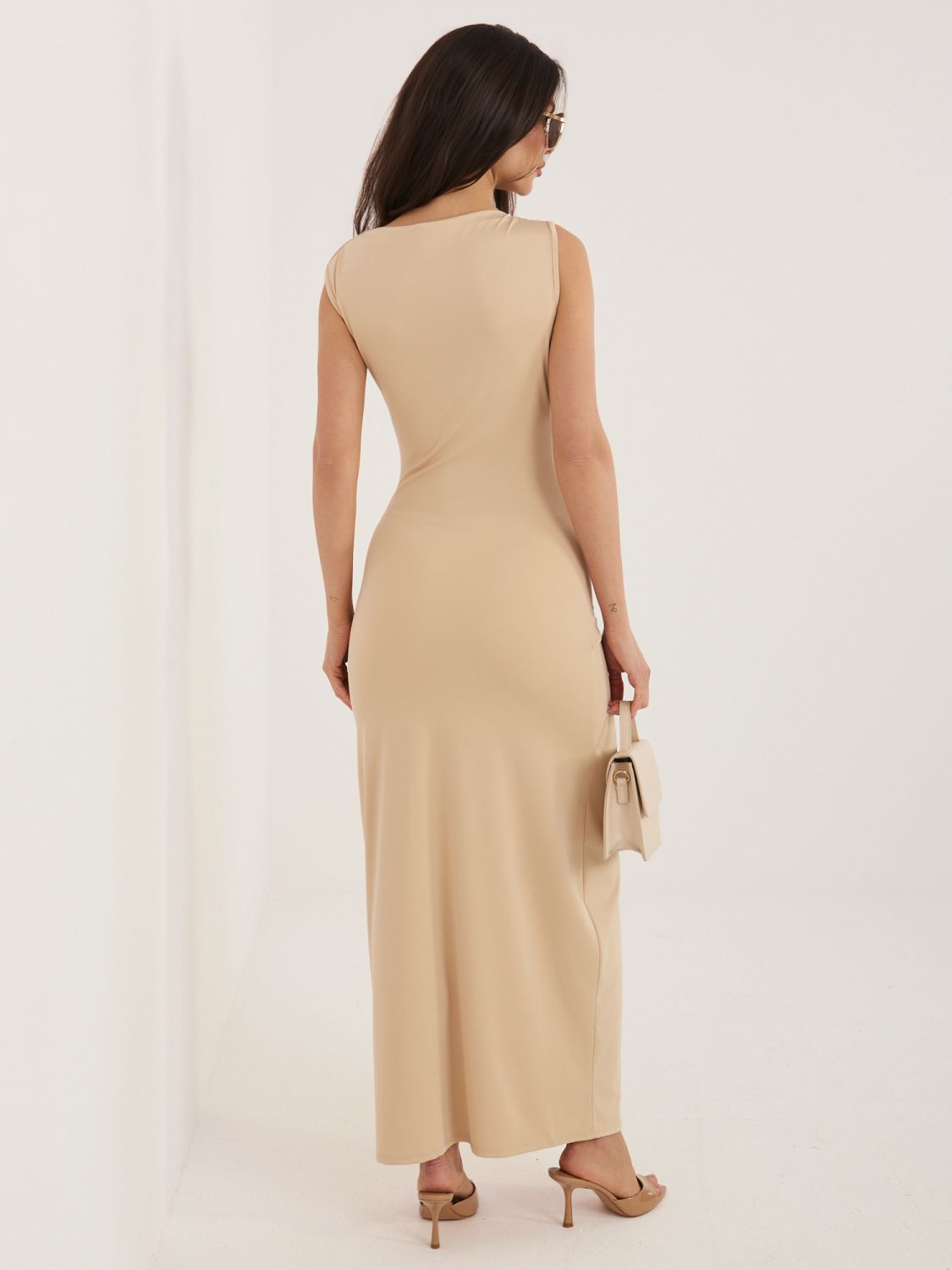 Beiges ärmelloses Midi-Etuikleid