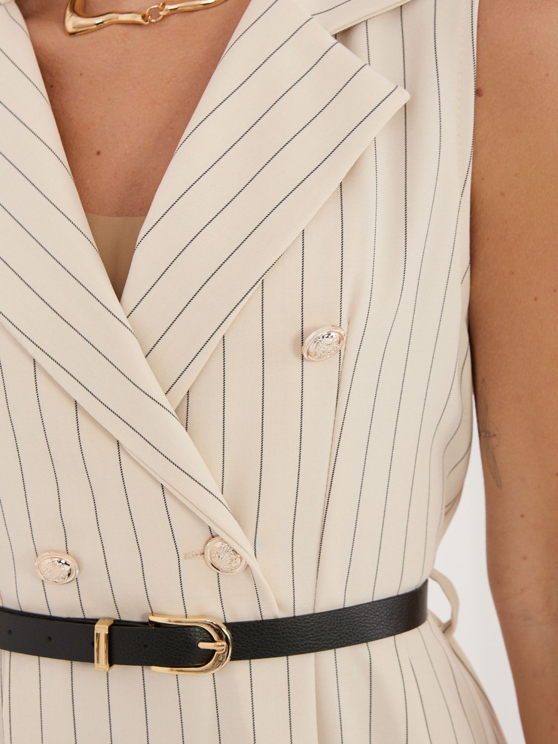 Beiges ausgestelltes Midi-Kleid mit Gürtel und Kragen