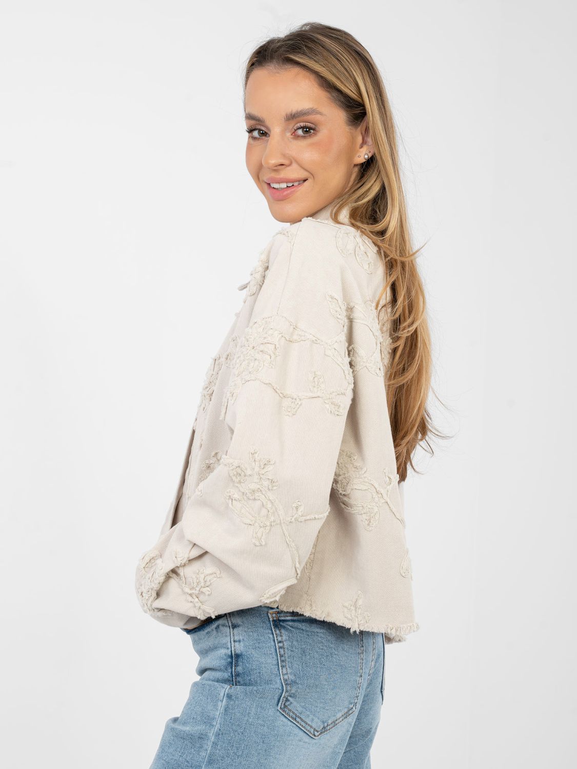 Beige kurze Jeansjacke mit Blumenapplikation