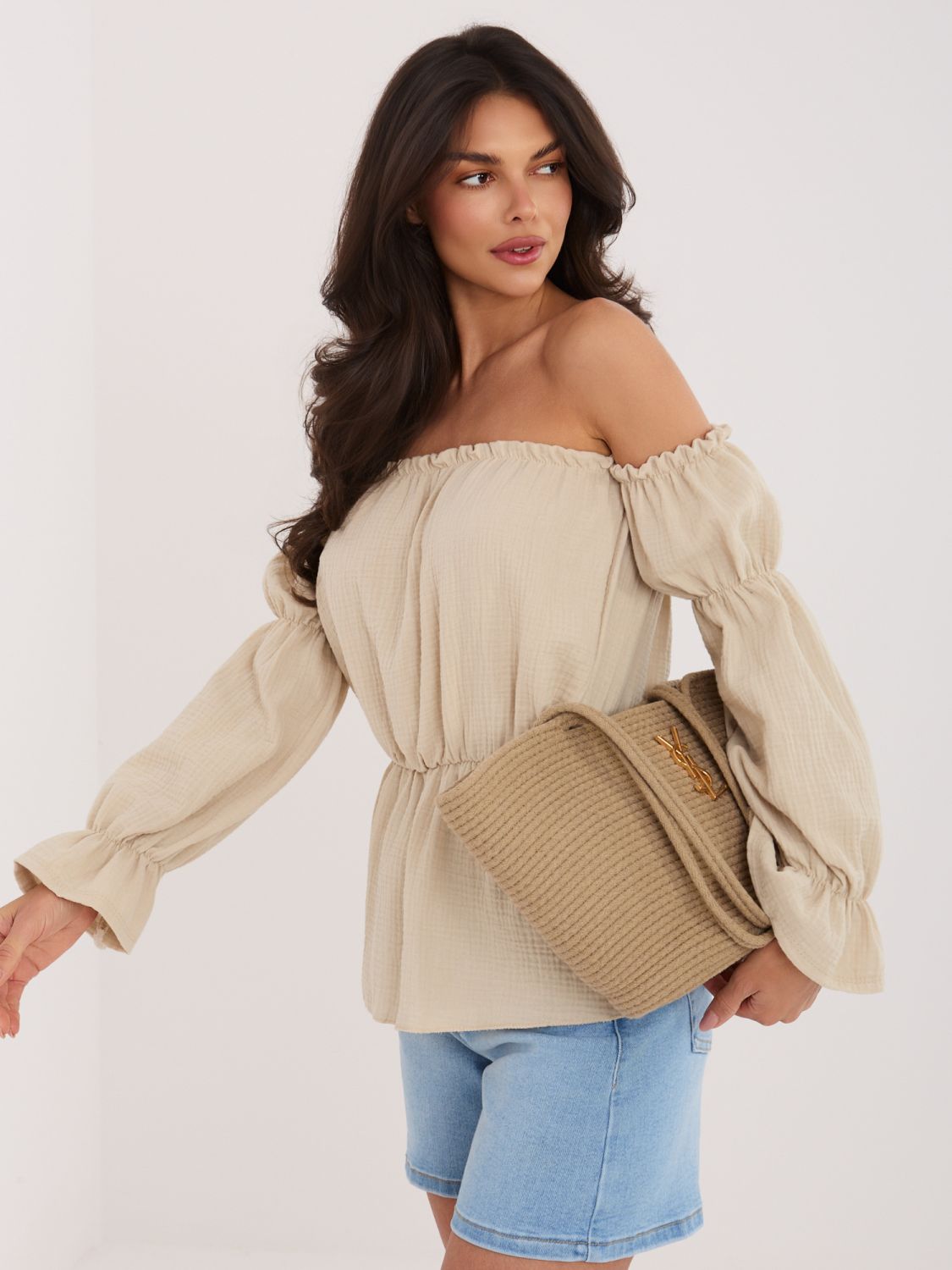 Beigefarbene Bluse mit Carmen-Ausschnitt