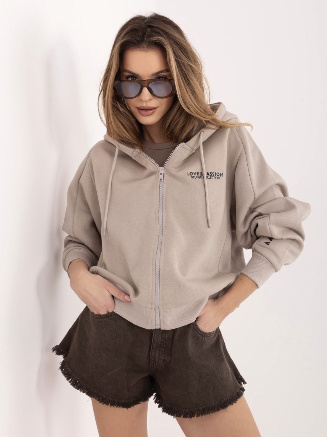 Beige kurze Kapuzen-Sweatjacke mit Reißverschluss