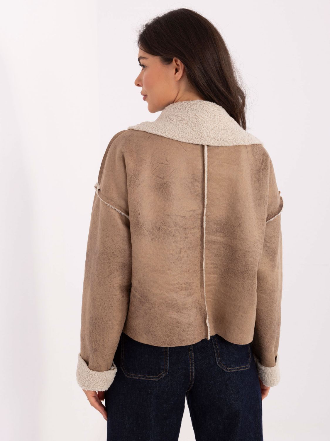 Kurze beigefarbene Übergangsjacke mit Knöpfen