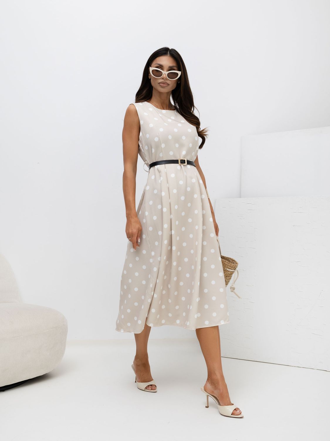 Beiges Midi-Kleid mit Punkten und Gürtel