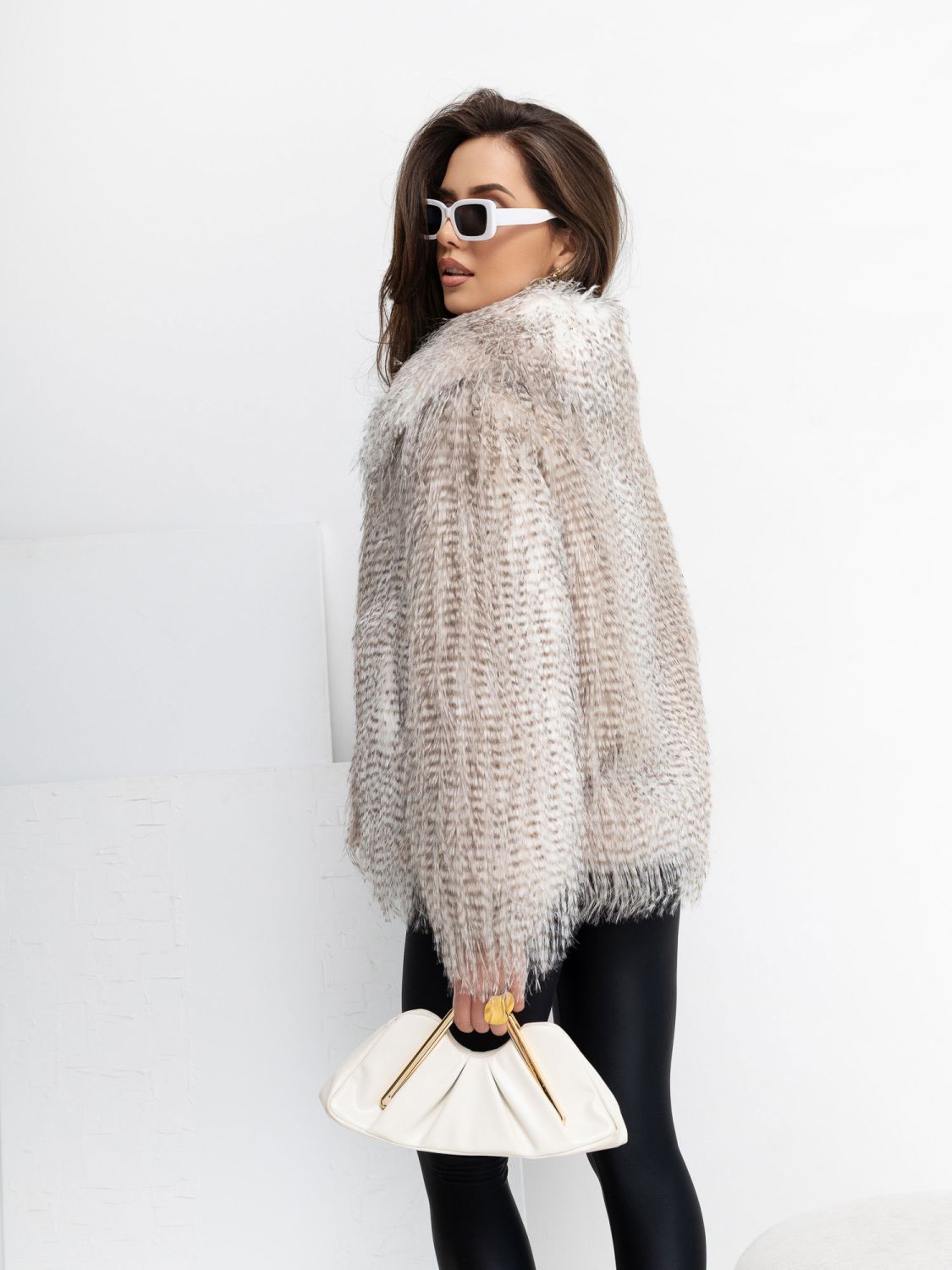 Kurze beige Felljacke mit Kragen
