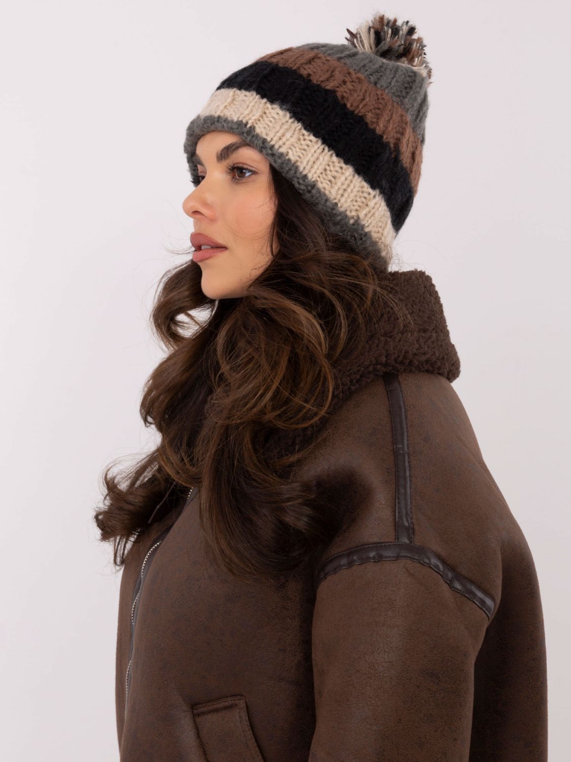 Beige Mütze mit Streifen und Pompon