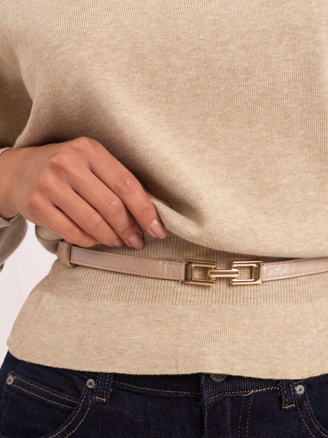 Beiger eleganter Pullover mit Gürtel und U-Boot-Ausschnitt