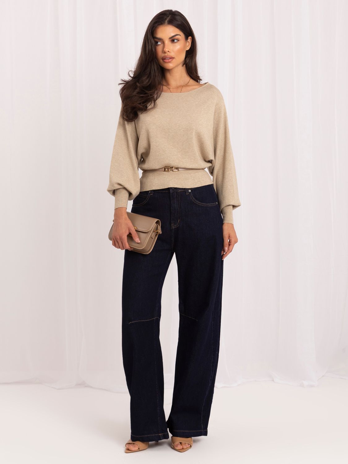 Beiger eleganter Pullover mit Gürtel und U-Boot-Ausschnitt