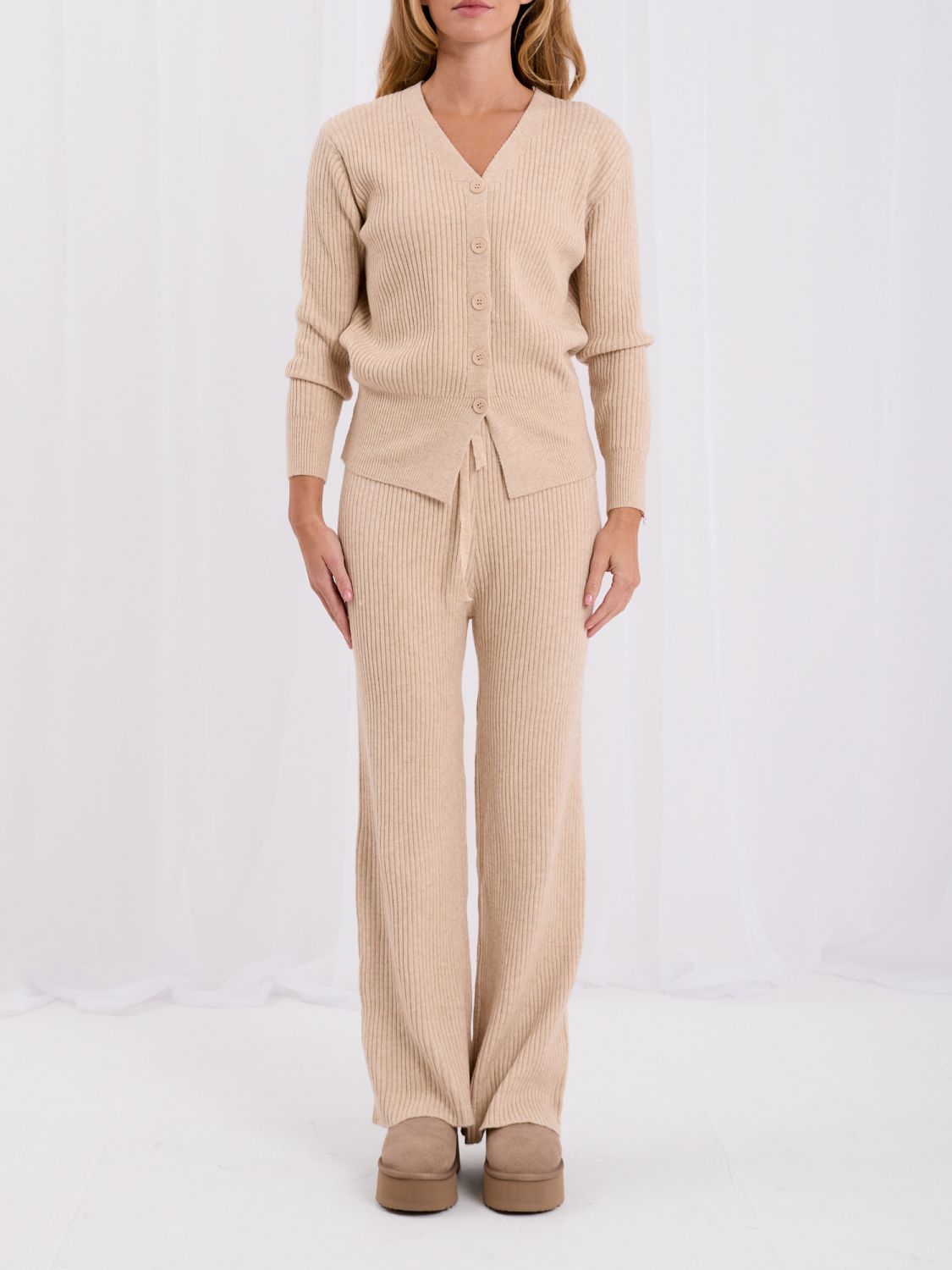 Beiges Set mit Strickjacke und weiten Hosen