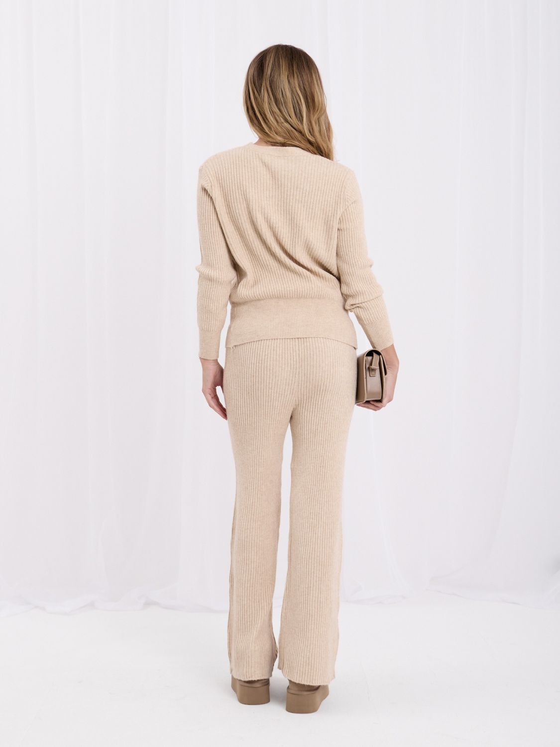 Beiges Set mit Strickjacke und weiten Hosen