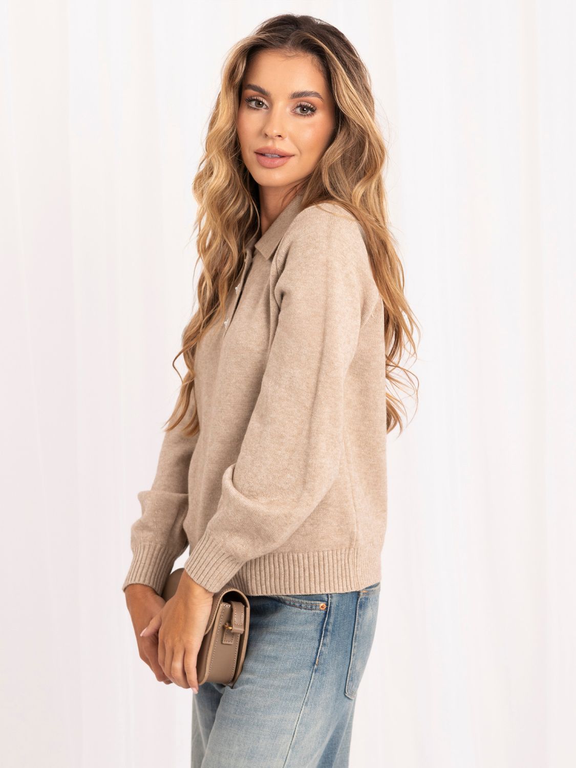 Beiger eleganter Pullover mit Kragen und Knöpfen