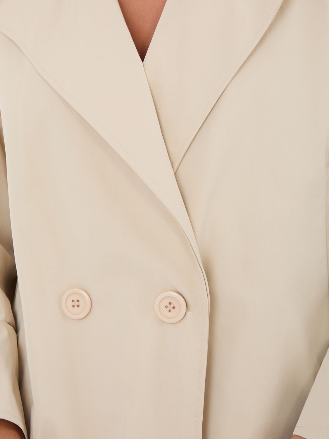 Kurzer beiger Übergangsmantel mit Futter