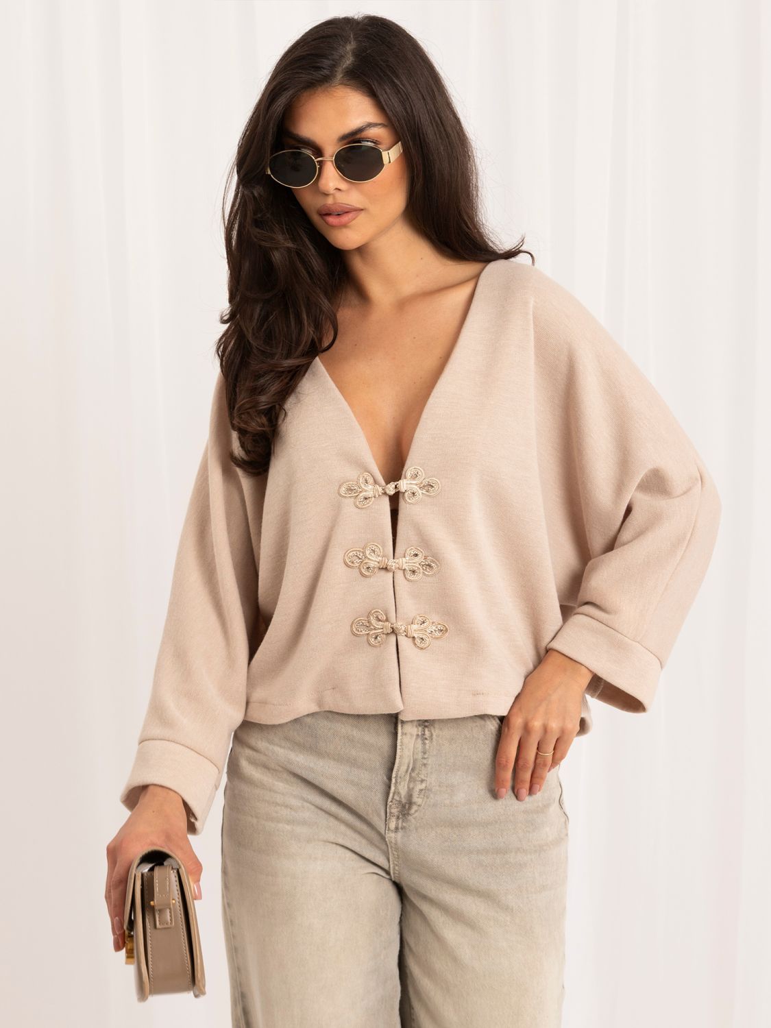 Beiger eleganter Pullover mit V-Ausschnitt