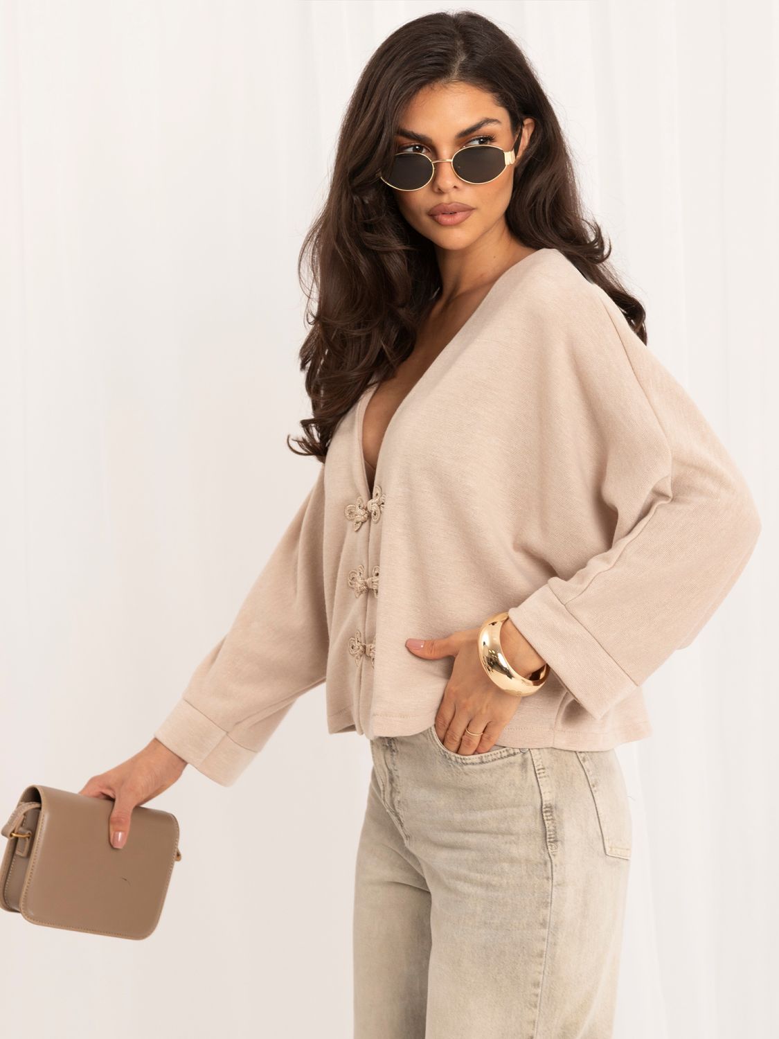 Beiger eleganter Pullover mit V-Ausschnitt