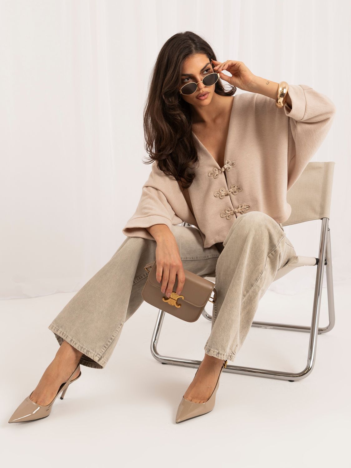 Beiger eleganter Pullover mit V-Ausschnitt