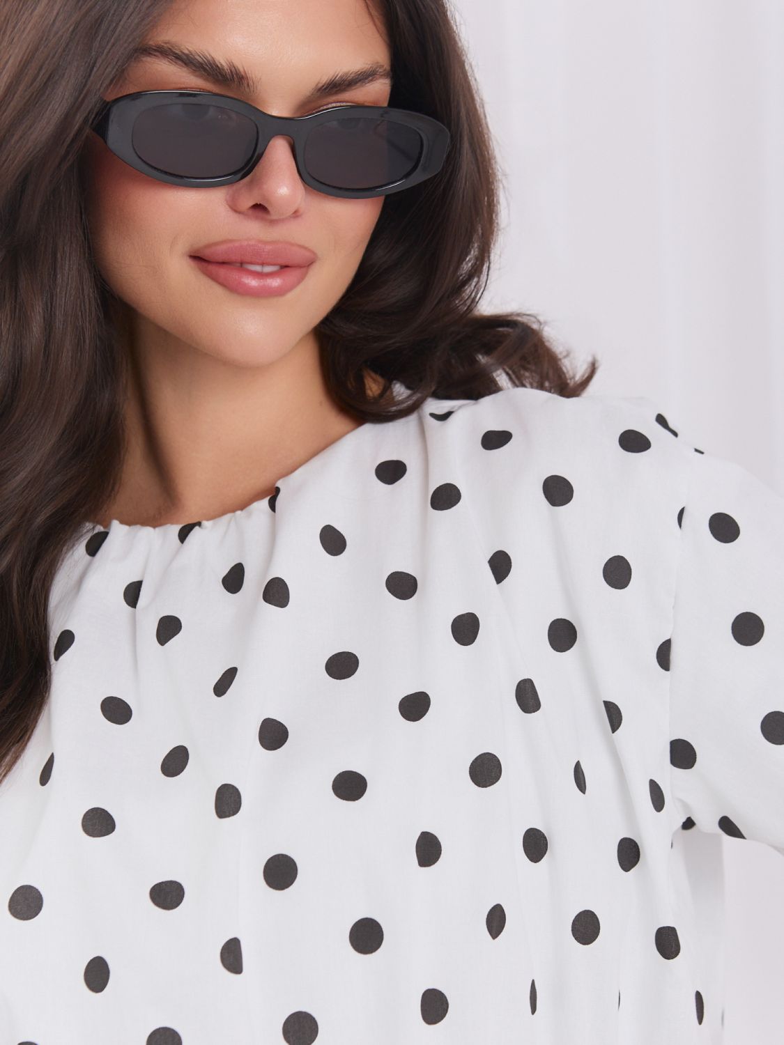 Weiße Bluse mit Punkten und kurzen Ärmeln