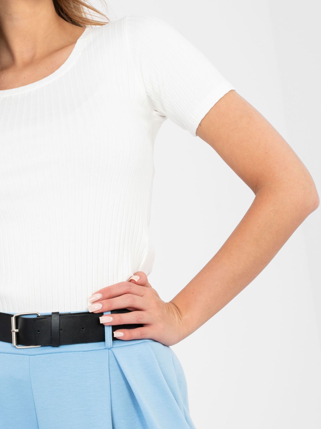 Weiße, gerippte Baumwollbluse mit kurzem Ärmel