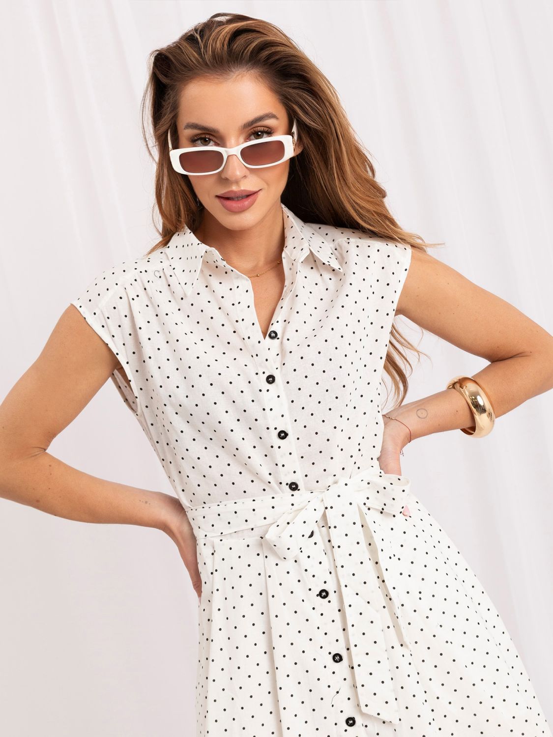 Weißes Midi-Kleid mit Kragen und Punkten