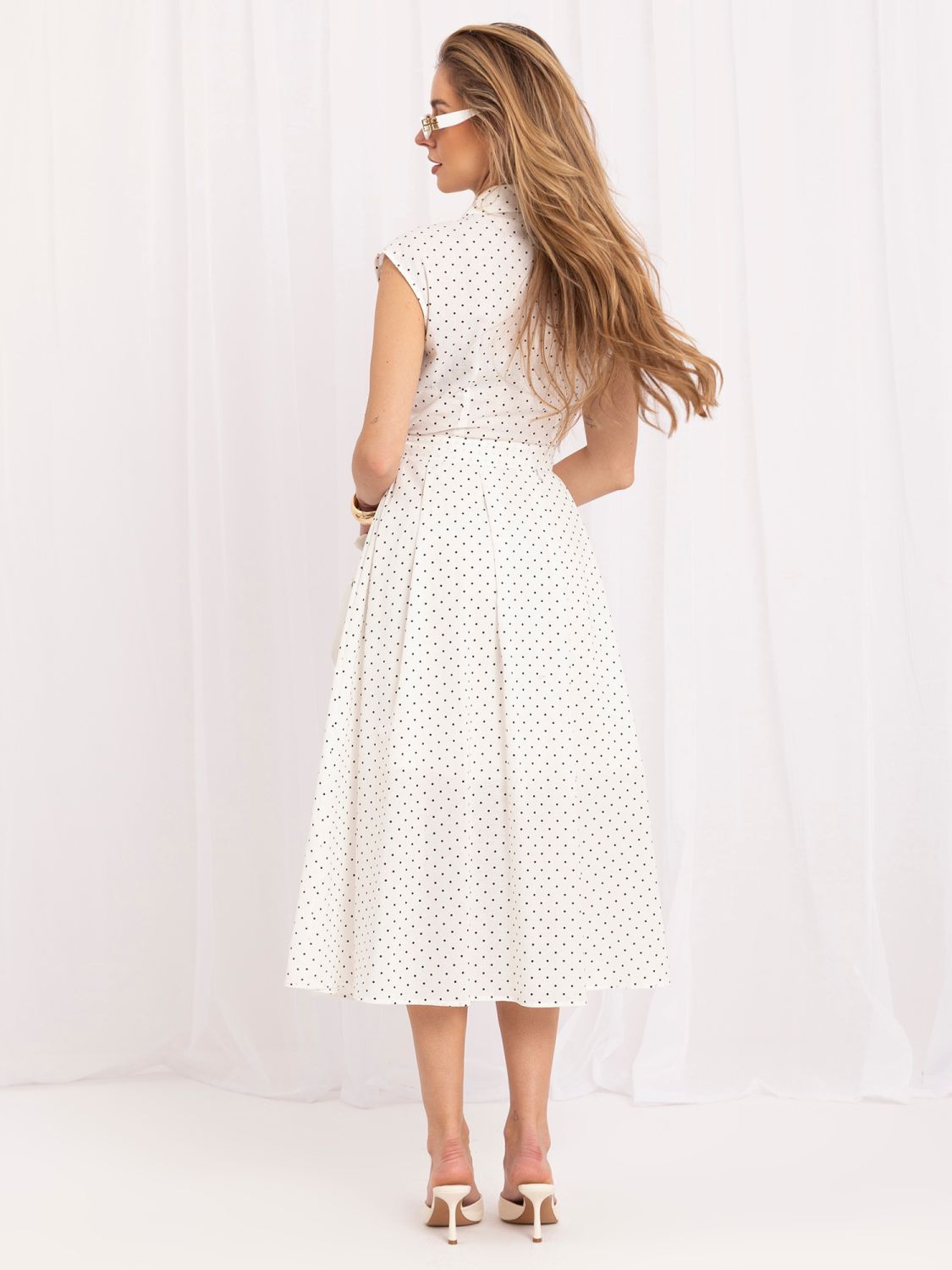 Weißes Midi-Kleid mit Kragen und Punkten