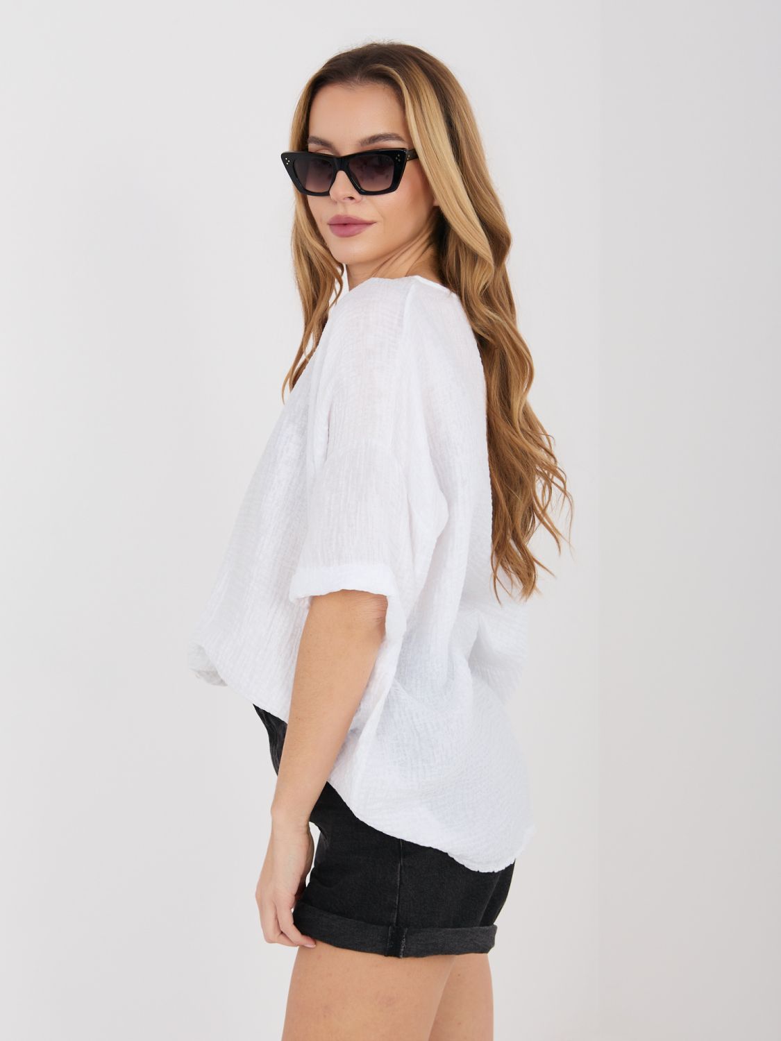 Weiße Bluse mit V-Ausschnitt und strukturierter Oberfläche