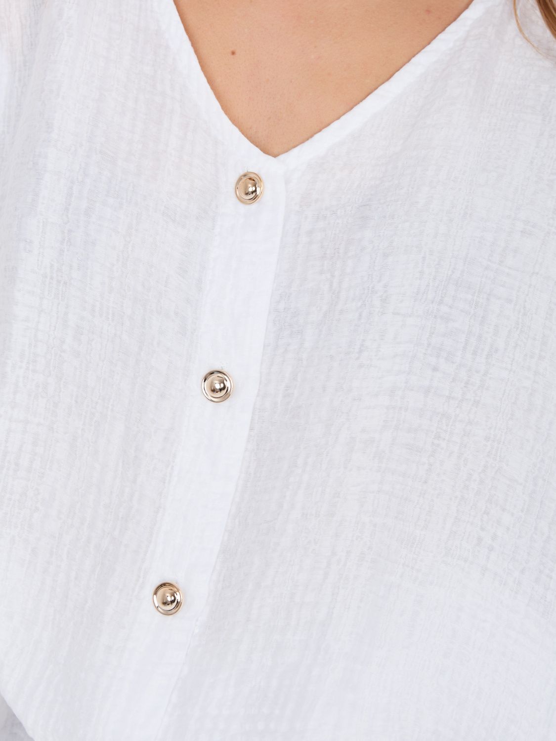 Weiße Bluse mit V-Ausschnitt und strukturierter Oberfläche