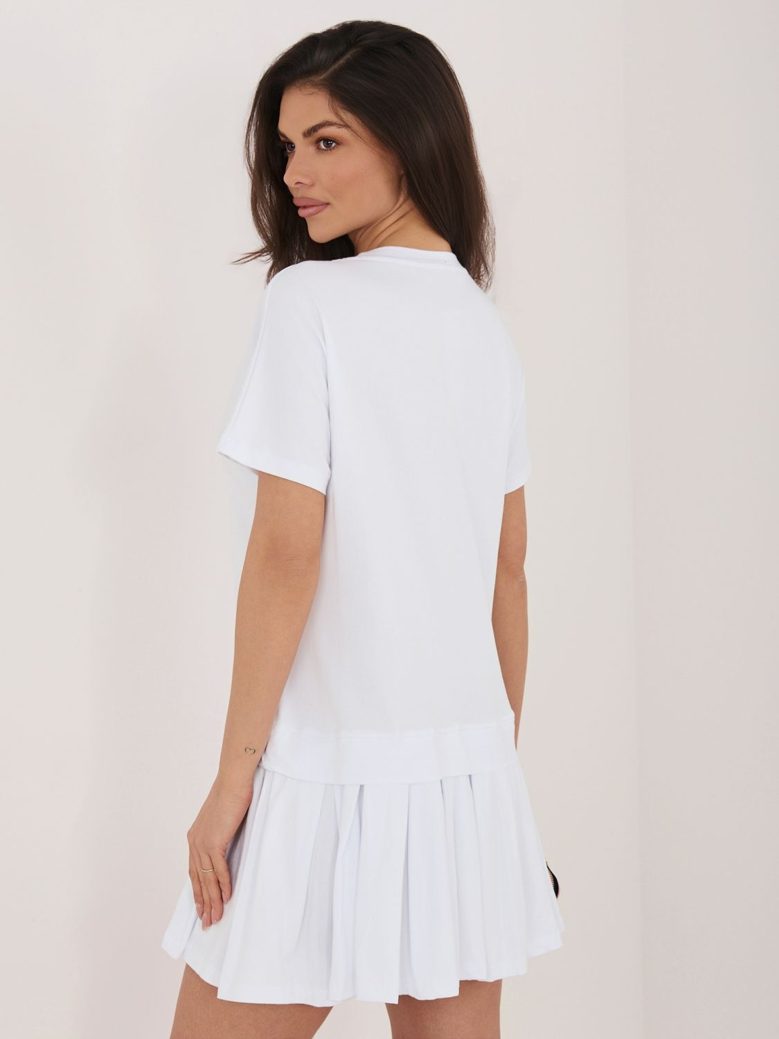 Weißes ausgestelltes Minikleid mit kurzen Ärmeln