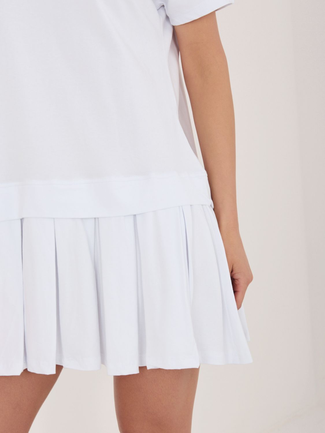 Weißes ausgestelltes Minikleid mit kurzen Ärmeln