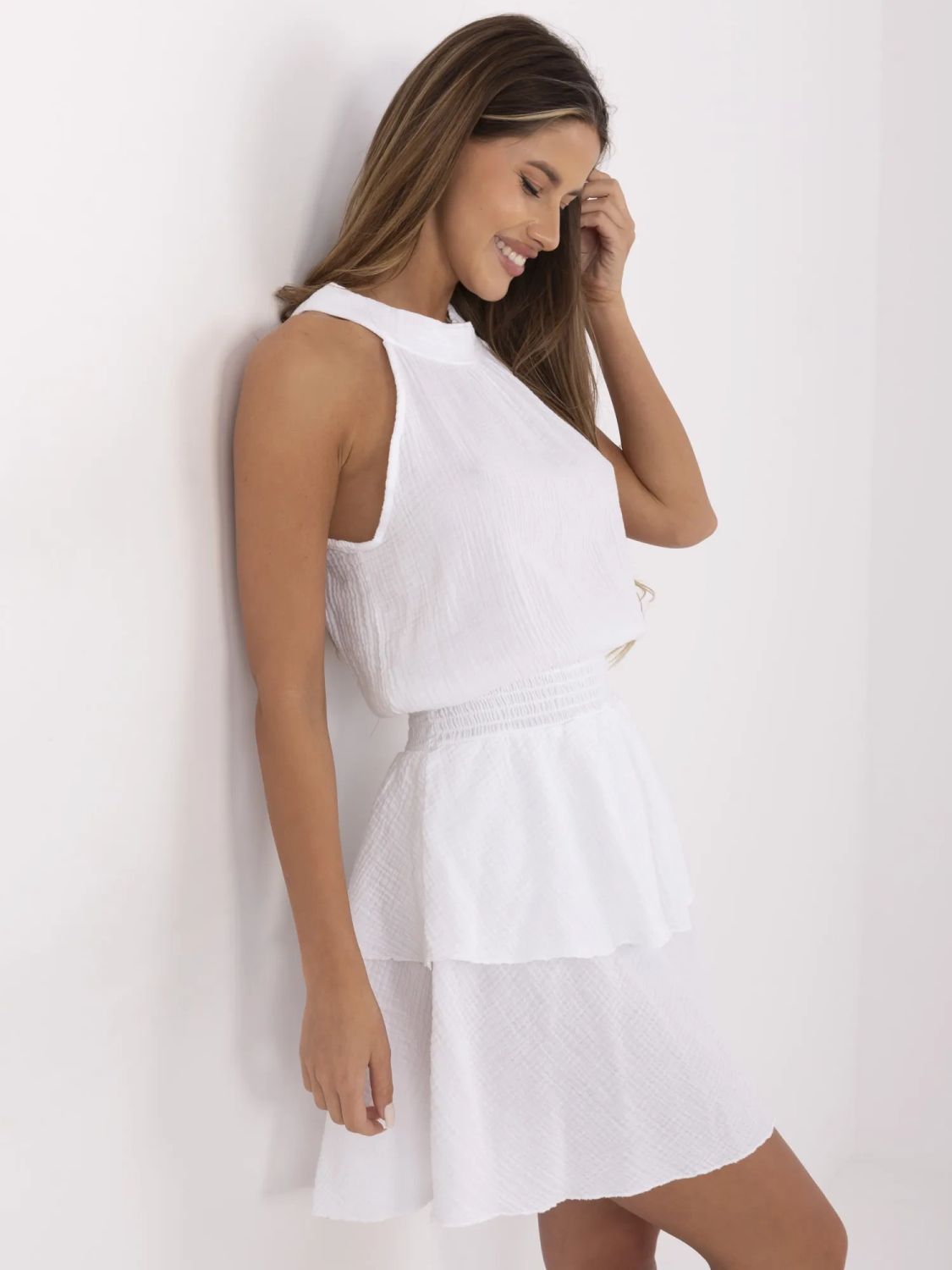 Weiße ausgestellte Kleid mit Rüsche