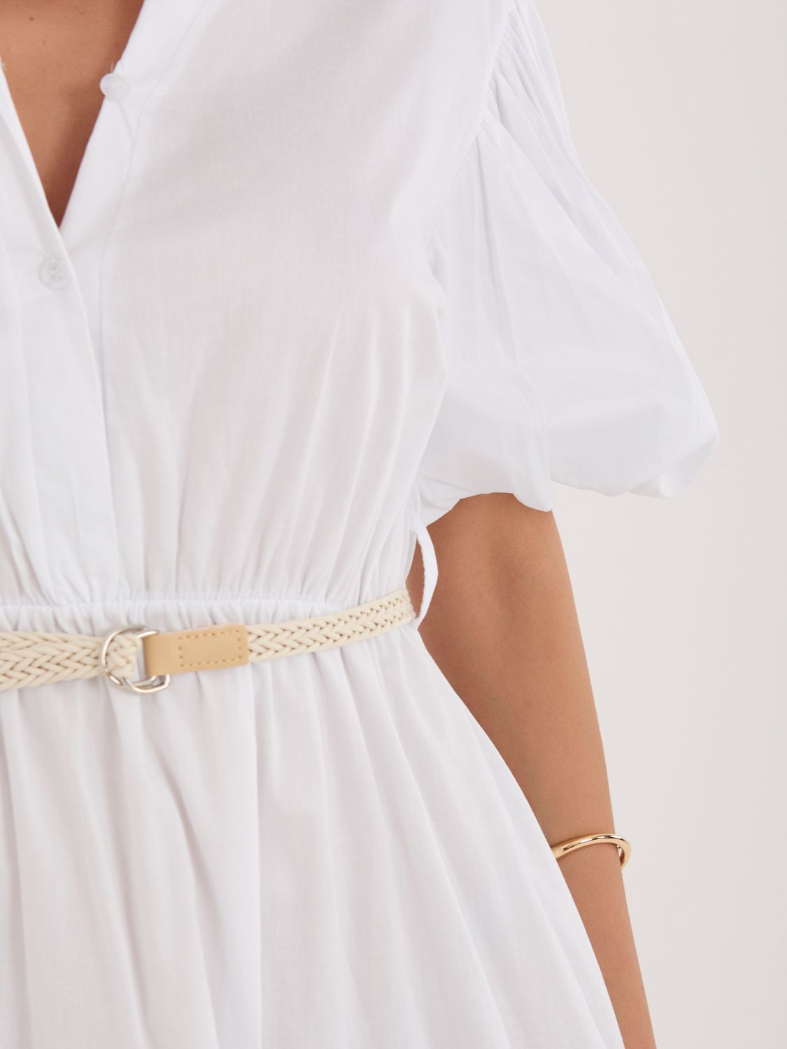 Weißes ausgestelltes Midi-Kleid mit Gürtel und Volant