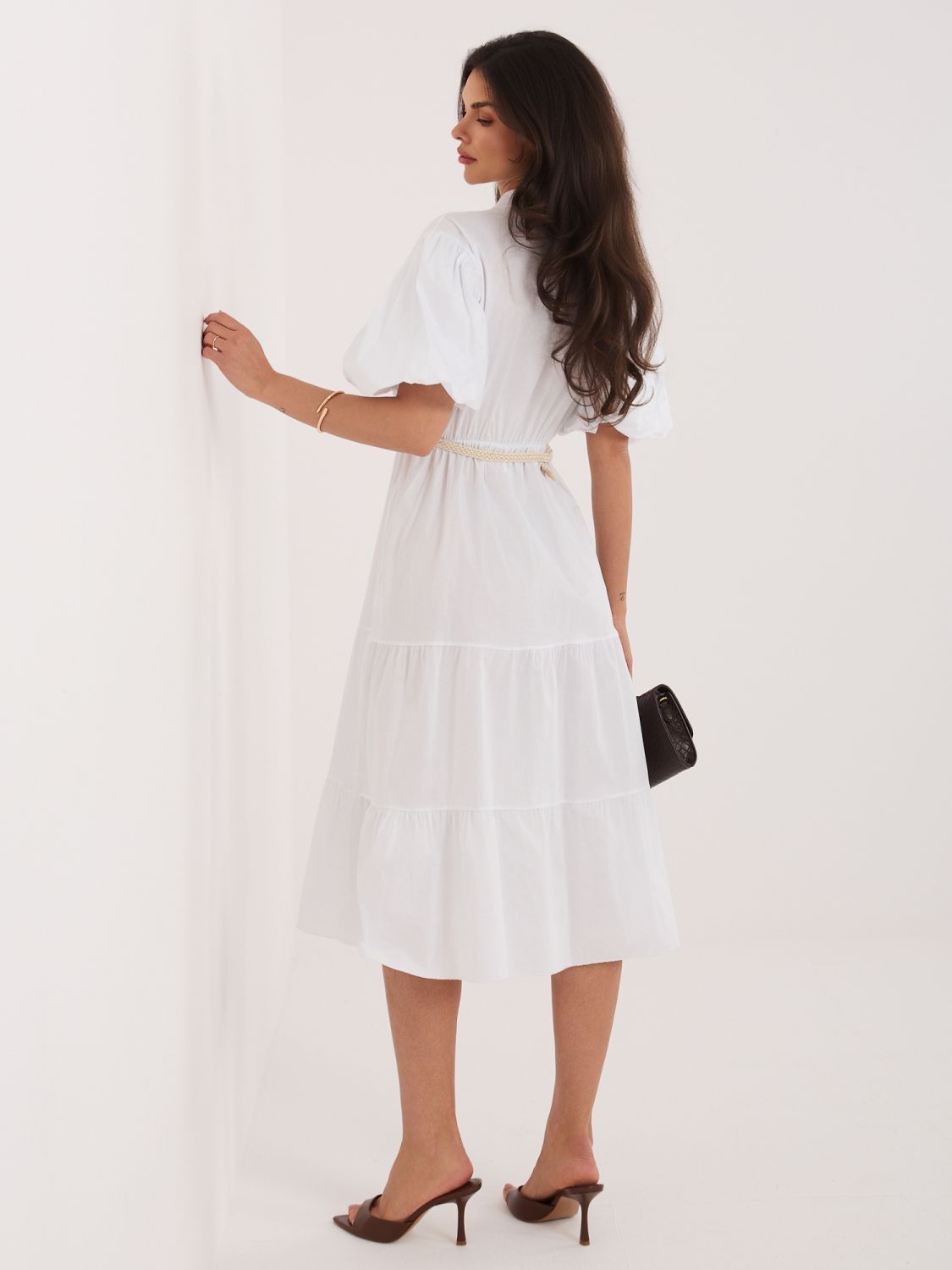 Weißes ausgestelltes Midi-Kleid mit Gürtel und Volant