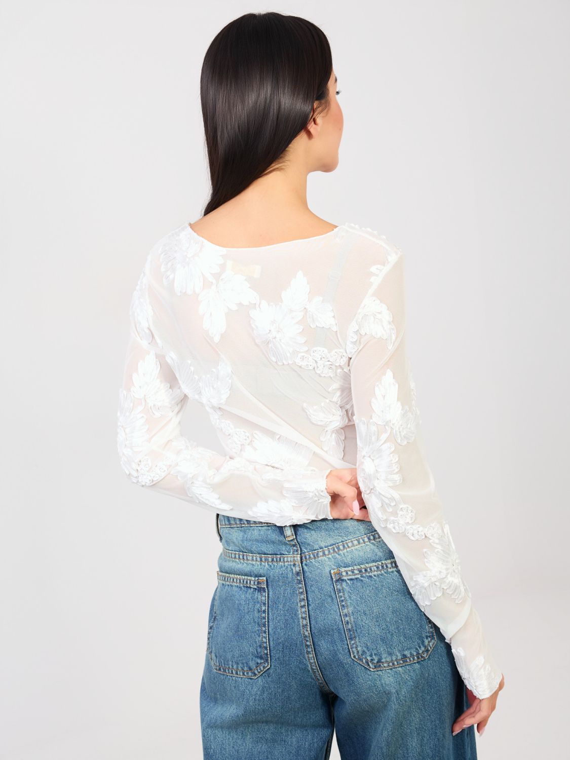 Elegante weiße Bluse mit Blumenapplikation und Stickerei