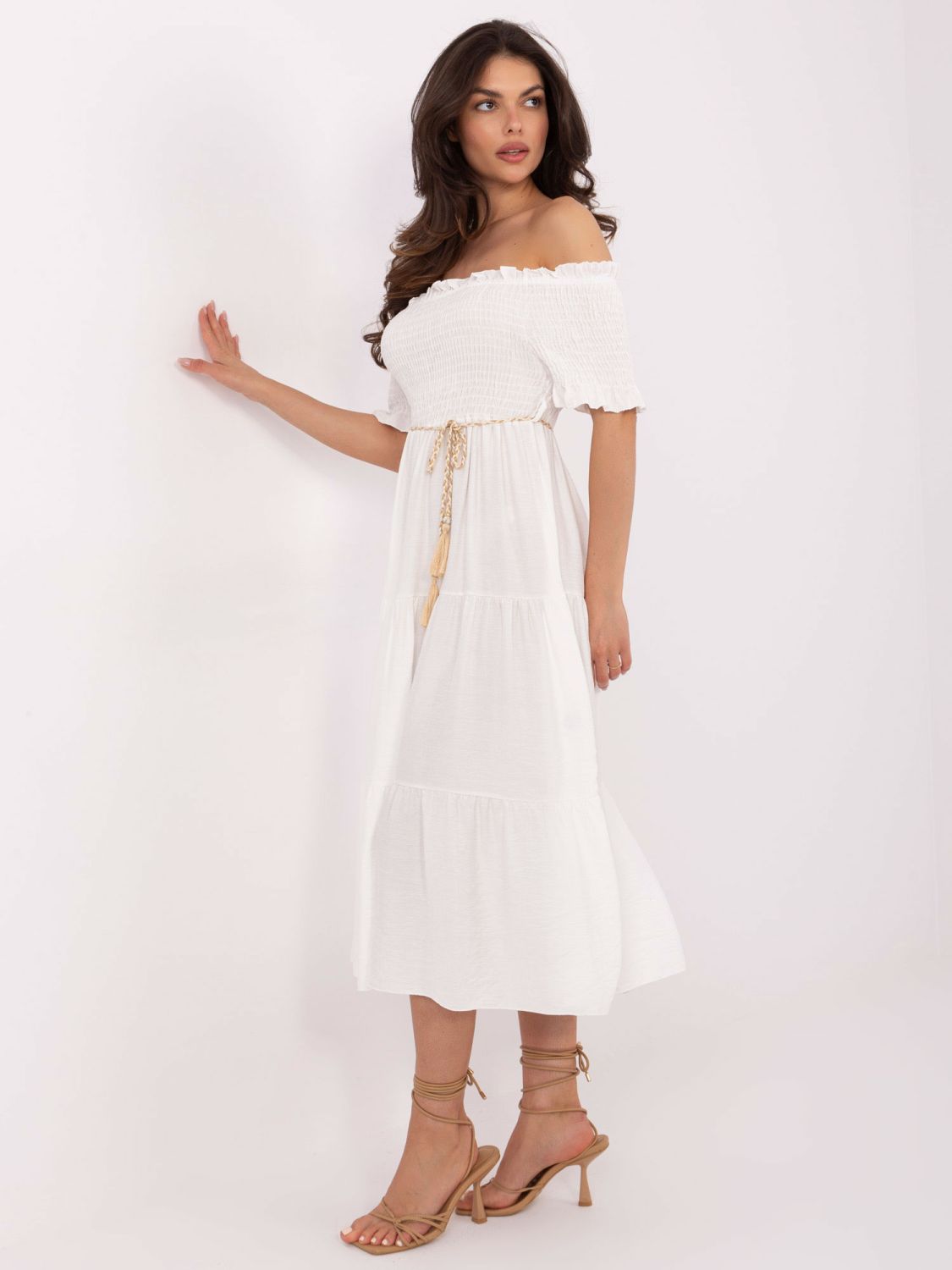 Weiße ausgestellte Kleid mit Gürtel