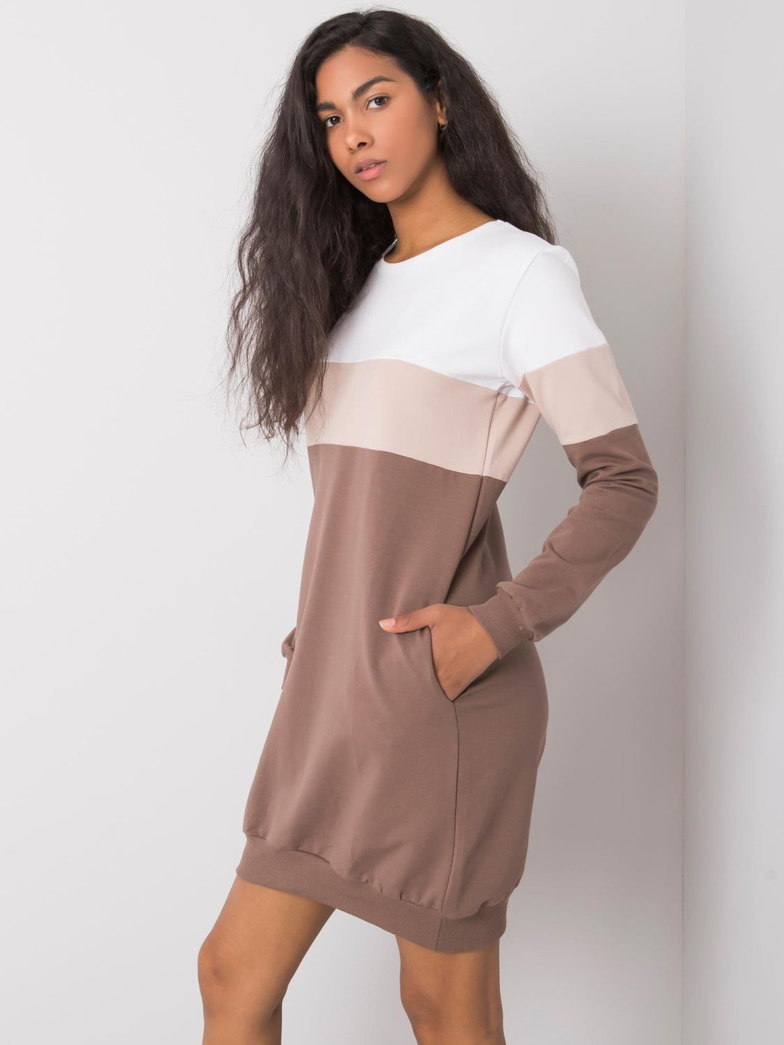 Braunes Sweatshirtkleid aus Baumwolle mit Taschen