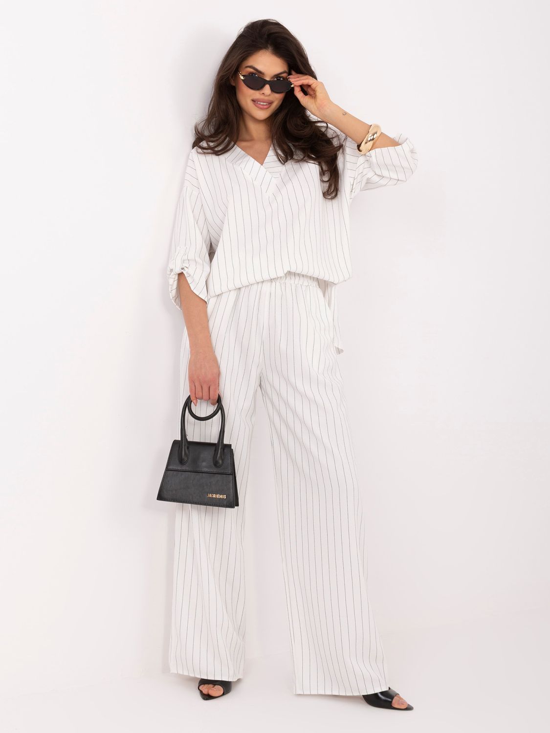 Weißes gestreiftes Set mit Bluse und weiten Hosen