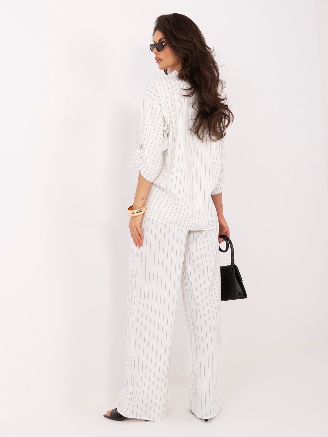 Weißes gestreiftes Set mit Bluse und weiten Hosen