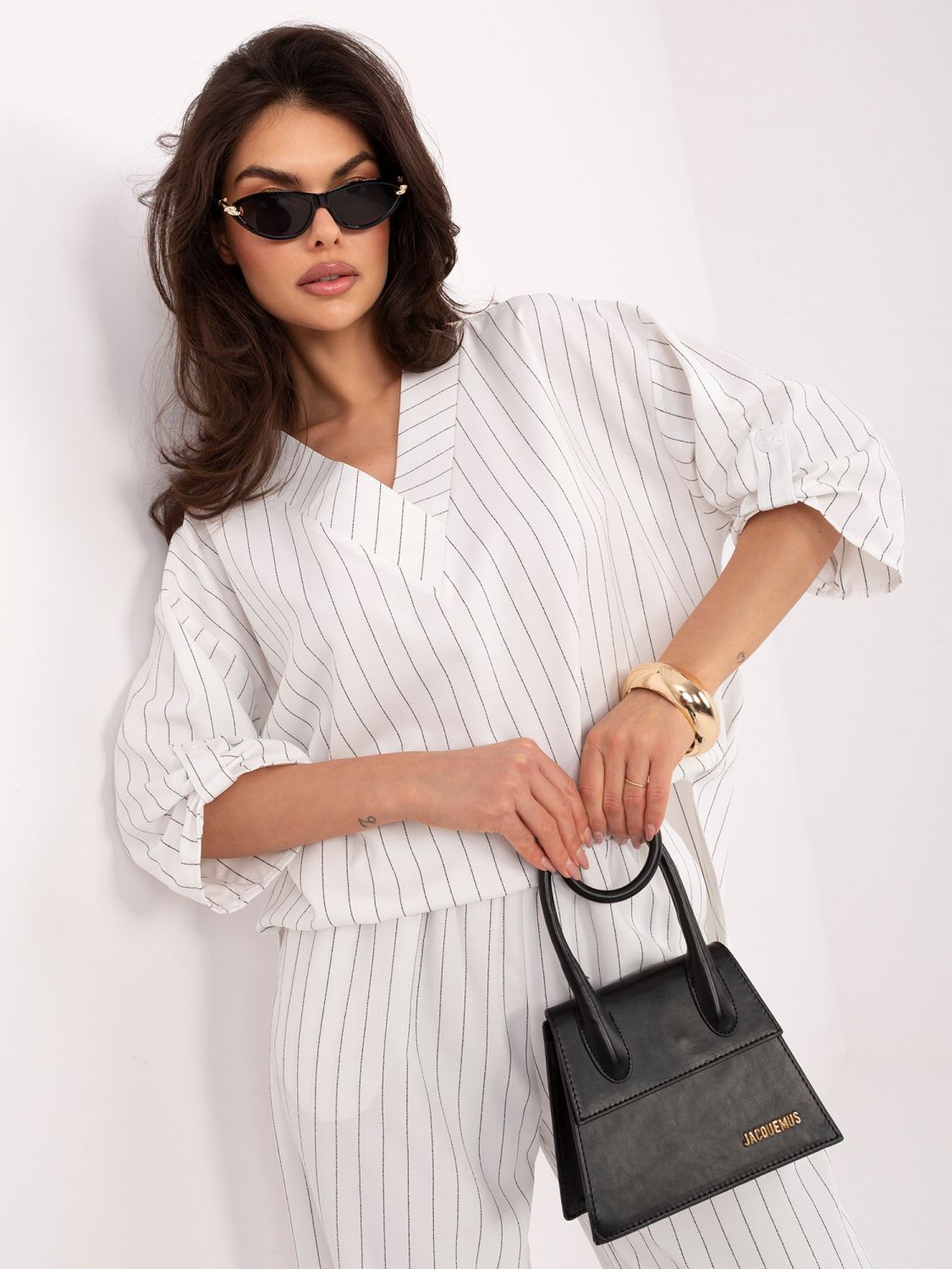 Weißes gestreiftes Set mit Bluse und weiten Hosen
