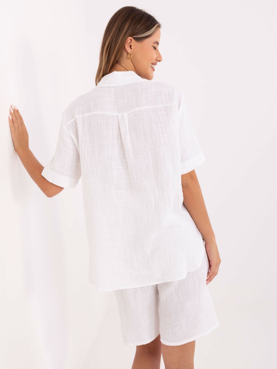 Weißes Set mit Bluse und Shorts