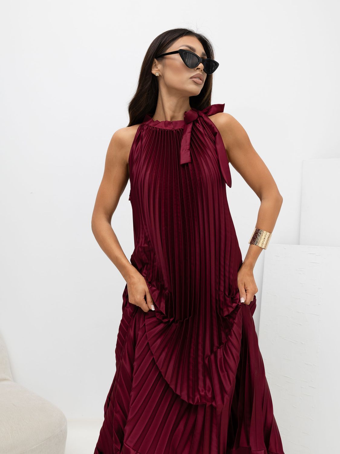 Bordeauxfarbenes Cocktail-Midikleid mit Bindegürtel und Volant