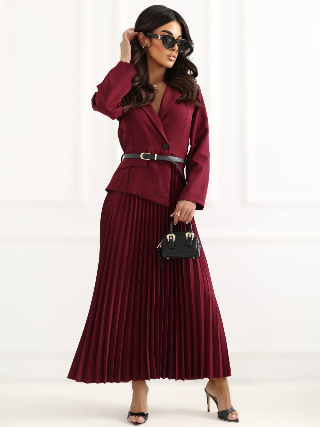 Elegantes bordeauxfarbenes Midi-Kleid mit Gürtel