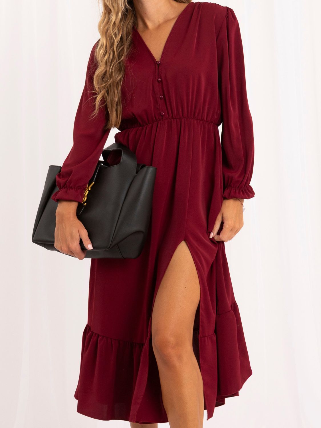 Bordeauxfarbenes Midi-Kleid mit Volant und V-Ausschnitt