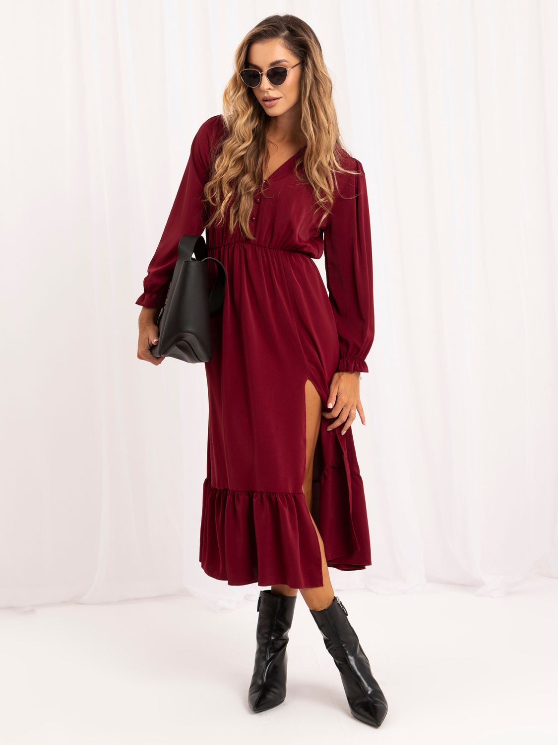 Bordeauxfarbenes Midi-Kleid mit Volant und V-Ausschnitt