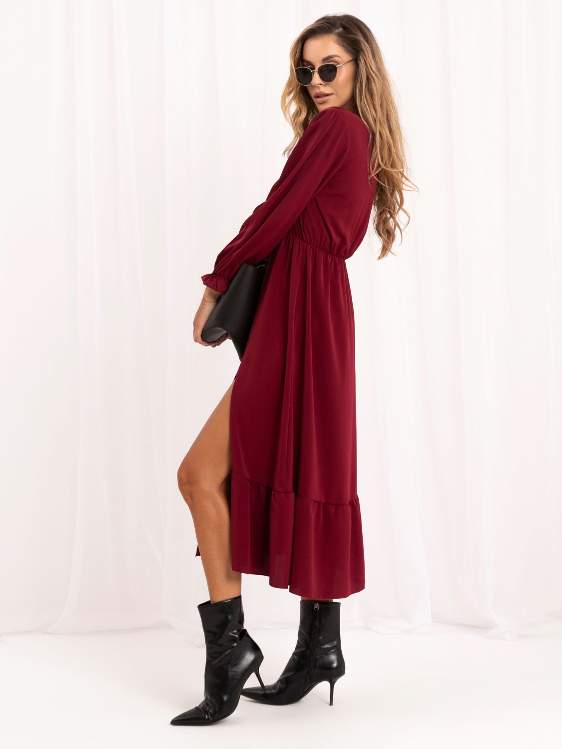 Bordeauxfarbenes Midi-Kleid mit Volant und V-Ausschnitt