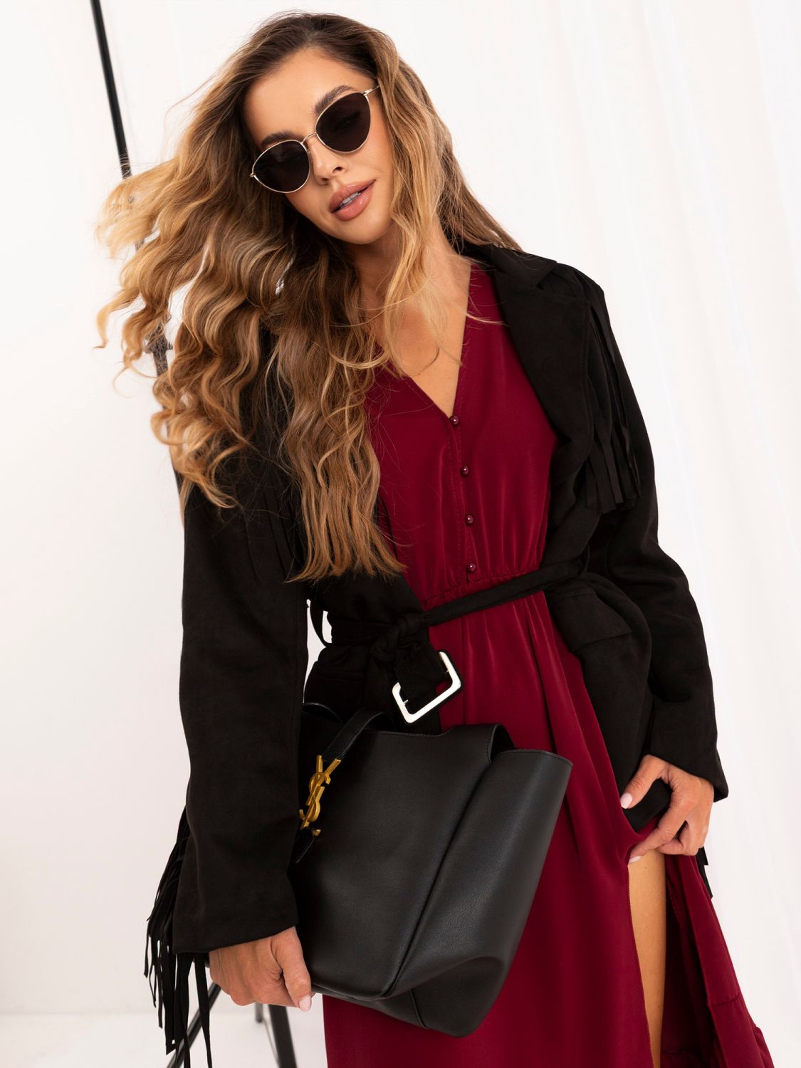 Bordeauxfarbenes Midi-Kleid mit Volant und V-Ausschnitt