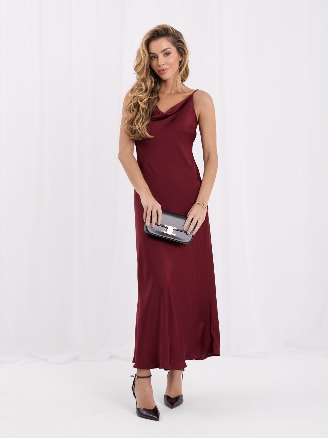 Bordeauxfarbenes Midi-Kleid mit verstellbaren Trägern