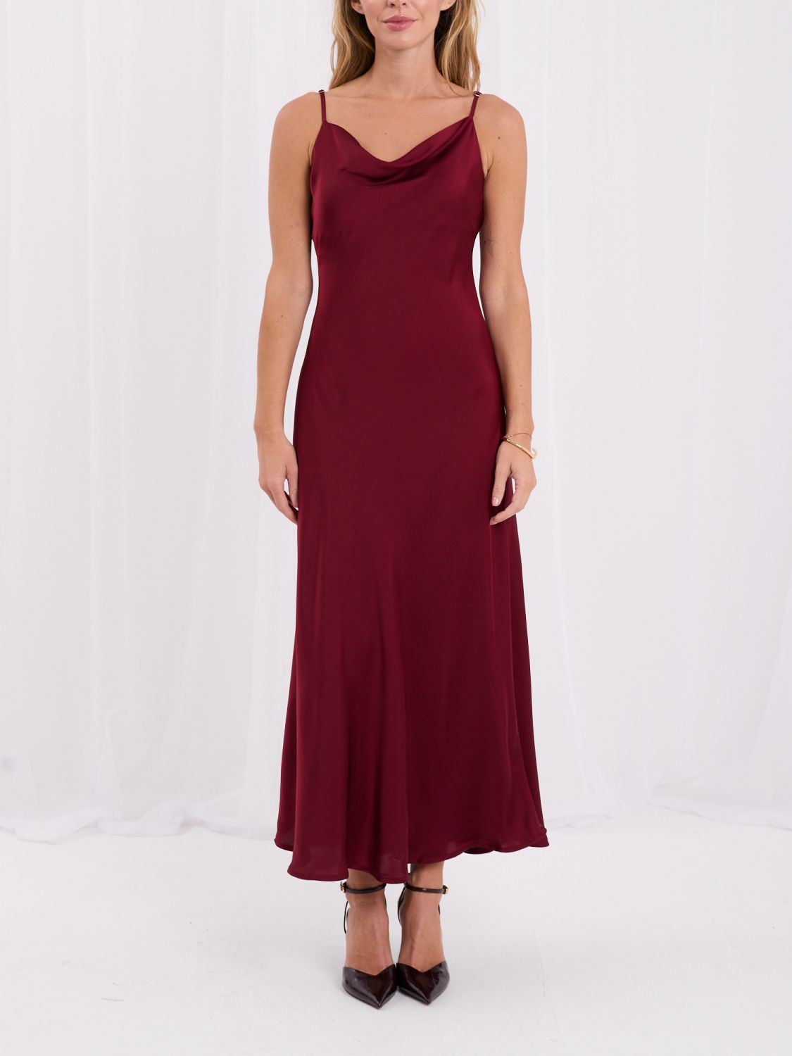 Bordeauxfarbenes Midi-Kleid mit verstellbaren Trägern