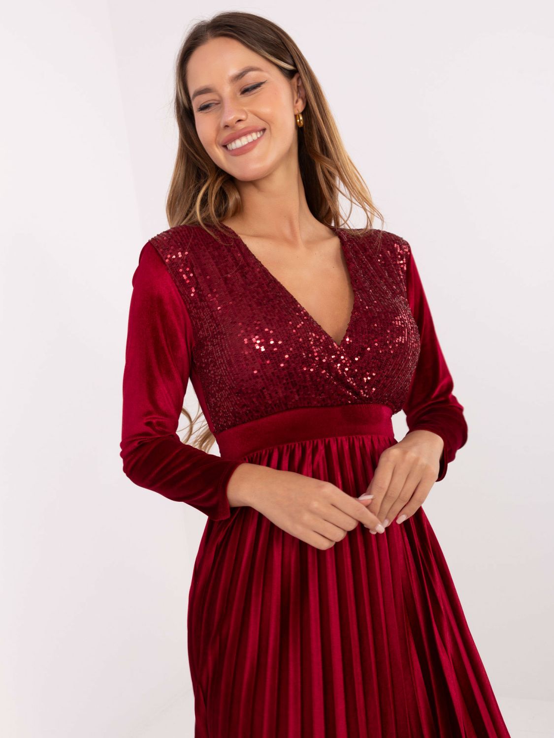 Bordeauxfarbenes Maxi-Kleid mit Gürtel und Pailletten