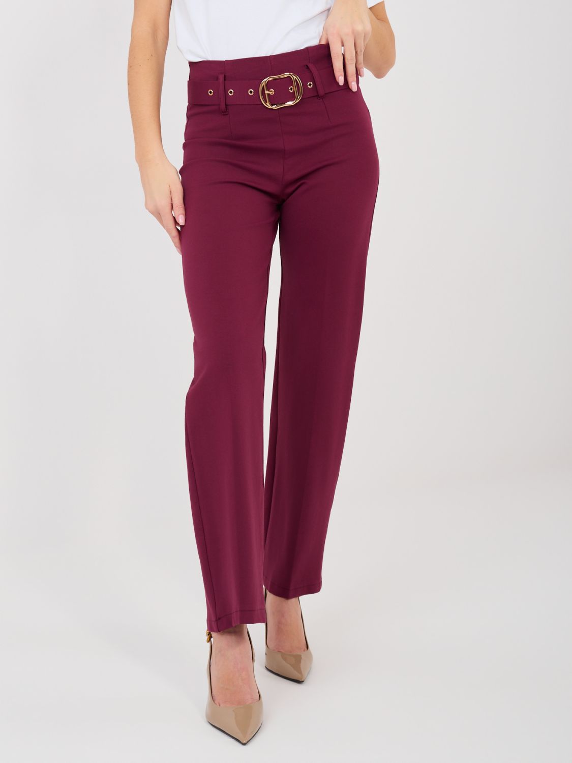 Elegante rote Stoffhose mit hohem Bund und Gürtel
