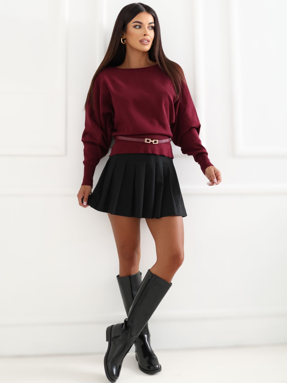 Eleganter bordeauxfarbener Pullover mit Gürtel