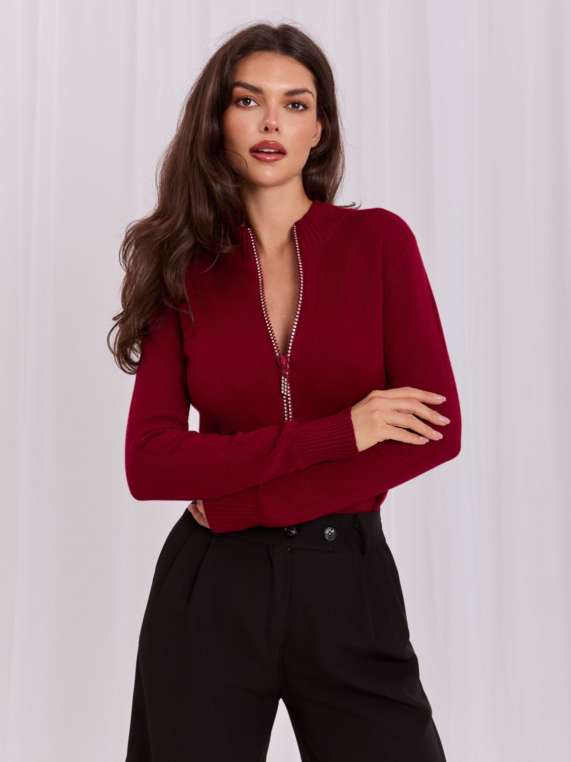 Eleganter bordeauxfarbener Pullover mit Stehkragen und Zirkonia