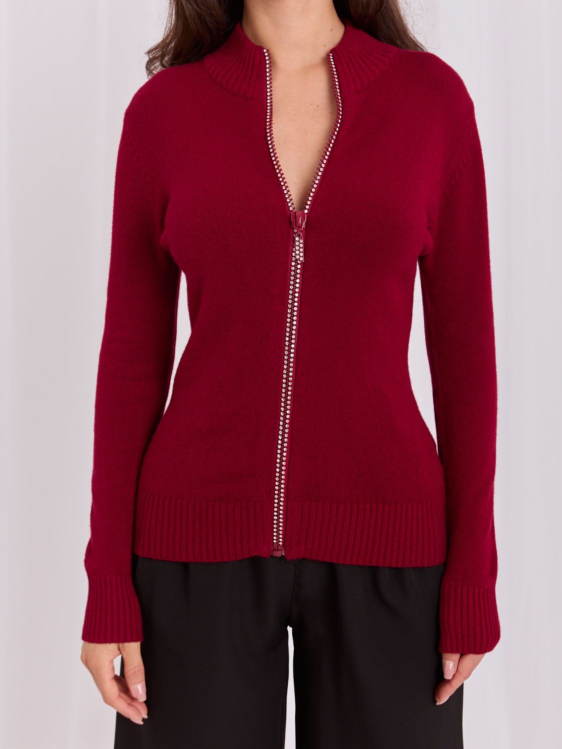 Eleganter bordeauxfarbener Pullover mit Stehkragen und Zirkonia